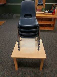 lot 346 image: Small Rectangle Classroom Table w 4 Chairs