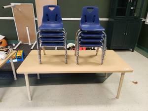 lot 414 image: Rectangle Adjustable Height Classroom Table w 8 Chairs
