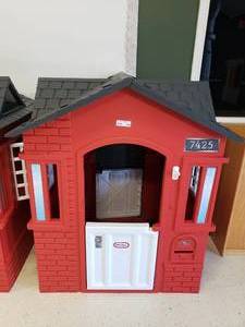 lot 424 image: Little Tikes Red Cape Cottage