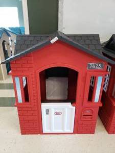 lot 425 image: Little Tikes Red Cape Cottage