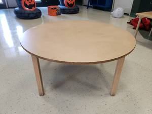 lot 427 image: Wood w Laminate Top Round Classroom Table w 6 Chairs