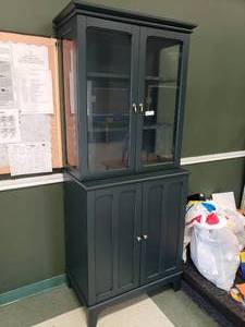 lot 441 image: Beautiful Hutch w Glass Cabinet.  Matches Lots 440, 464, 465, 466