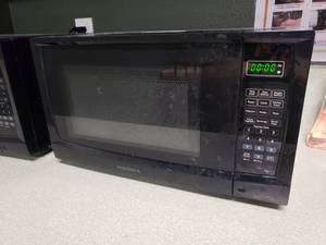 lot 446 image: Insignia 0.7 Cu Ft Compact Microwave, Model NS-MW07BK0