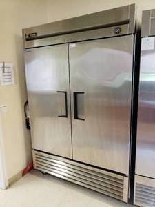 lot 9 image: WOW True Refrigetation T-49 Rech-In Solid Swing Door Refrigerator