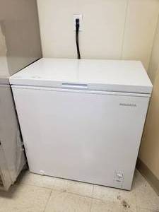 lot 448 image: Insignia 7.0 Cu Ft Garage Ready Chest Freezer, Model NS-CZ70WHO