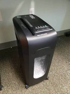 lot 488 image: Members Mark 12 Sheet Micro Cut Shredder, Model C249-A