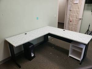 lot 489 image: L-Shape Interion Metal Office Desk