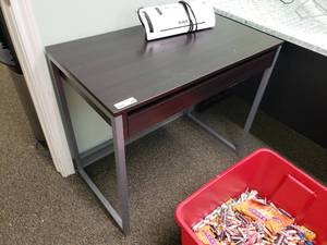 lot 490 image: Metal Leg Small Office Desk w Drawer
