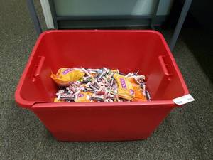 lot 492 image: Large Tub Full of Candy