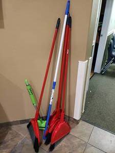 lot 526 image: Lot of Misc Brooms & Fan Blade Cleaner