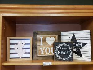 lot 474 image: Lot of 4 Small Wooden Decor Signs