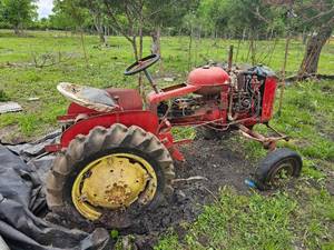 lot 3 image: VINTAGE TRACTOR WITH KEY AS SHOWN.