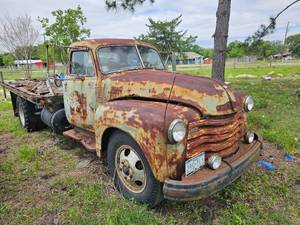 lot 1 image: 1951 CHEVROLET FLATBED TRUCK WITH HYDRAULIC BED WITH TITLE AS SHOWN. PLEASE READ FULL DESCRIPTION FOR MORE DETAILS.