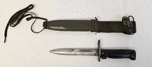 lot 7 image: Vietnam era 11.25 inch rifle bayonet (possibly M16) with metal sheath as shown.