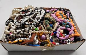 lot 71 image: LOT OF ASSORTED MIXED JEWELRY AS SHOWN.