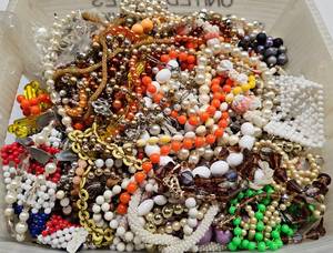 lot 70 image: LOT OF ASSORTED MIXED JEWELRY AS SHOWN.