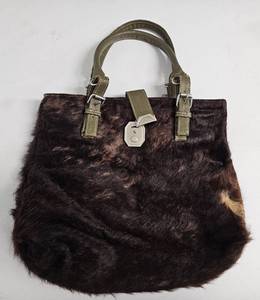 lot 67 image: LEATHER AND FUR STYLE HANDBAG AS SHOWN.