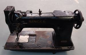 lot 102 image: VINTAGE SINGER INDUSTRIAL SEWING MACHINE AS SHOWN. THIS ITEM IS VERY HEAVY. CHECK IT OUT