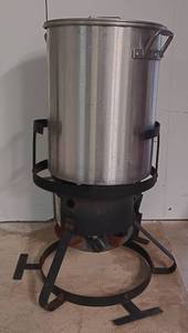 lot 103 image: PROPANE OUTDOOR BURNERFRYER WITH ALUMINUM STOCK POT AS SHOWN.