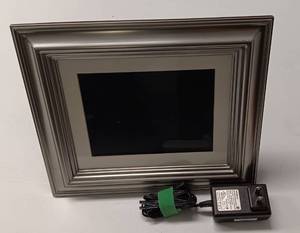 lot 110 image: INSIGNIA 8 DIGITAL PICTURE FRAME MODEL NS-DPF8TR AS SHOWN.
