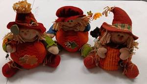 lot 112 image: LOT OF THREE DECORATIVE FALL  THANKSGIVING SCARECROW FIGURES AS SHOWN.