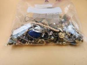lot 15 image: Selection of Jewelry
