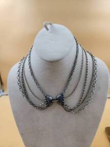 lot 25 image: Selection of Jewelry