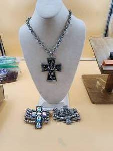 lot 111 image: Selection of Jewelry