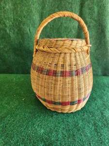 lot 17 image: Handmade basket with lid