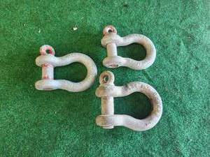 lot 27 image: Selection of 3 Crosby screw pin anchor shackles