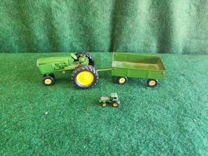 lot 88 image: Ertl John Deere tractor and wagon toy set