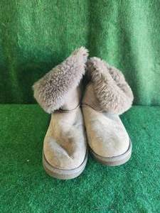 lot 97 image: Pair of Ugg boots