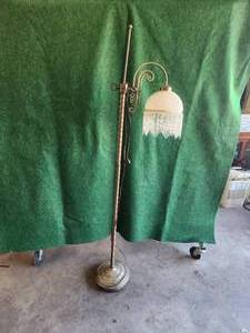 lot 117 image: Vintage floor lamp