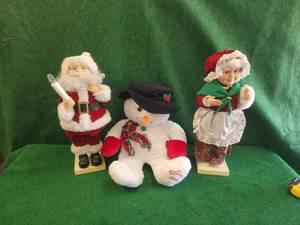 lot 122 image: Christmas decorations