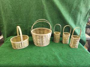 lot 125 image: Selection of baskets with handles