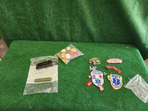 lot 148 image: Vintage Singer button hole maker and supplies