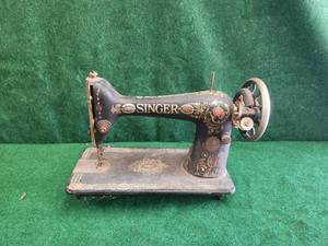 lot 158 image: Vintage Singer sewing machine for repair or parts