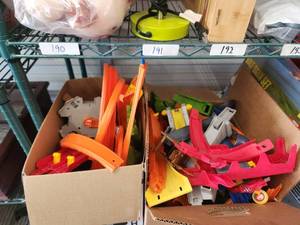 lot 197 image: Selection of Hot Wheels playset
