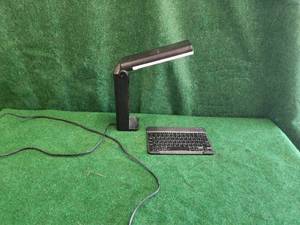 lot 211 image: Lamp and keyboard