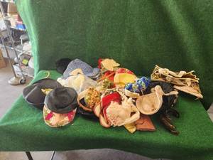 lot 242 image: Selection of vintage hats and purses