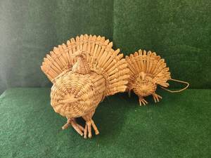 lot 267 image: Hand woven basket turkeys decor