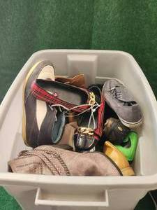 lot 281 image: Bin full of pairs of shoes