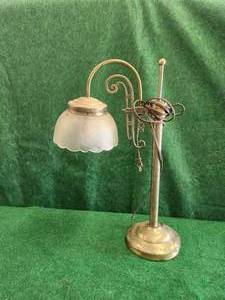 lot 206 image: Vintage desk top lamp