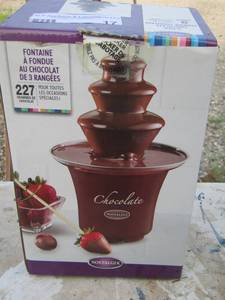 lot 17 image: mini 3 tier chocolate fondue fountain