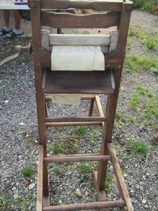 lot 1 image: ANTIQUE  WOOD FOLDING DOUBLE WASH TUB  WRINGER WASHER STAND  PRIMITIVE