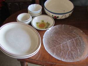 lot 47 image: serving platters- fruit bowl- sauce bowls and more