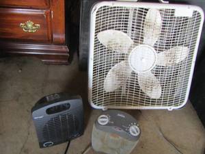lot 49 image: Box fan, 2 small space heaters