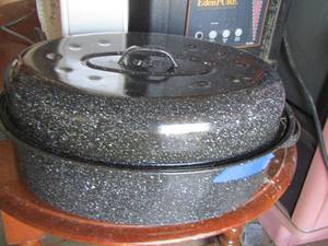 lot 51 image: white speckled roaster pan with lid