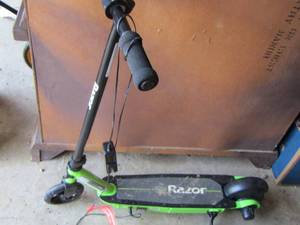 lot 99 image: Razor scooter comes with charger