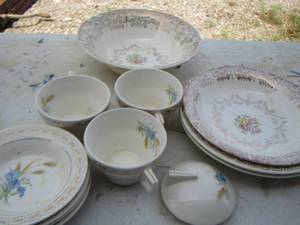 lot 115 image: Triumph dishes, 2 bowls, 3 cups, 4 dessert bowls, plus